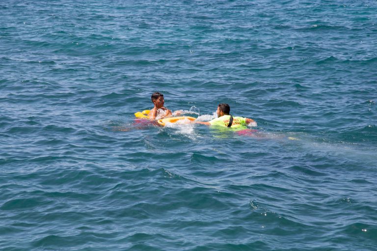 Adeje amplía los recursos para la seguridad en playas con la adquisición de casi un centenar de salvavidas automáticos