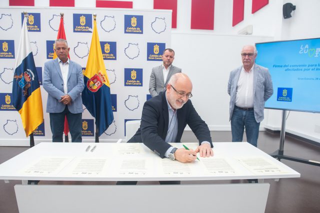 Antonio Morales rubrica el convenio.