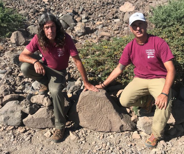 Antonio y Álvaro junto al grabado rupestre Foto Jorge Pais