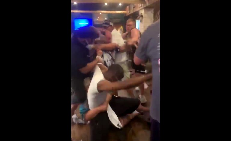 La monumental pelea que se originó en un bar por no respetar el distanciamiento social