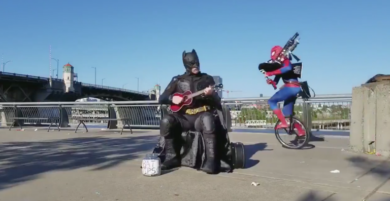 El improvisado duelo musical entre Batman y Spiderman que no acaba como esperabas