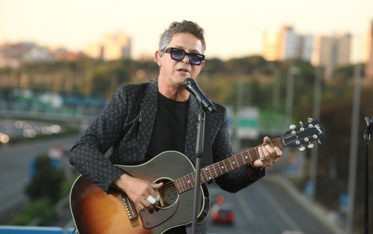 Alejandro Sanz da un concierto sorpresa desde un puente de la M-30 de Madrid