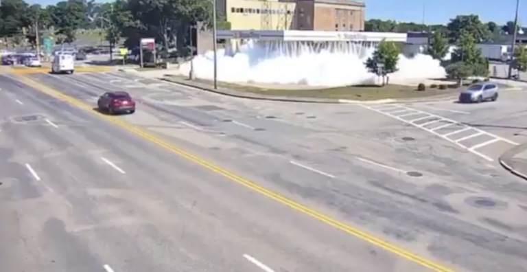 Un fallo en el sistema antiincendios deja tres heridos y una gasolinera cubierta de espuma