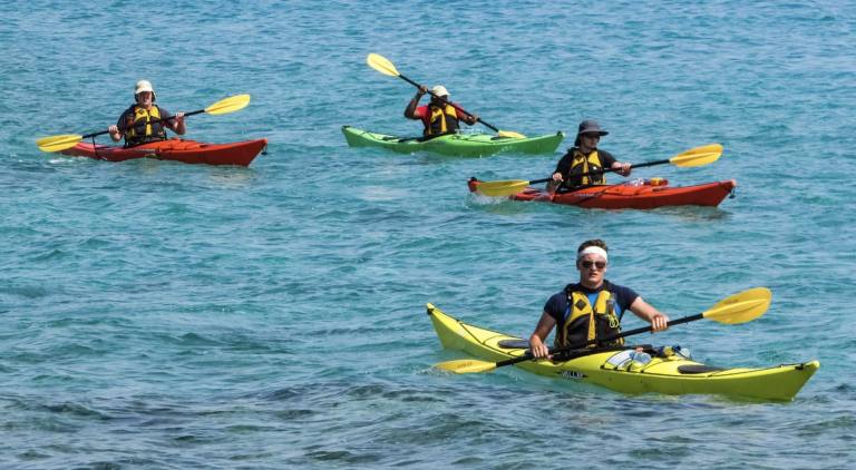 Dos hermanos salvan la vida después de que un barco pasara por encima de su kayak en Mallorca
