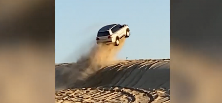 El espectacular salto de un utilitario en las dunas de una playa