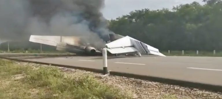 Un avión cargado 860 toneladas de cocaína se estrella en una carretera de México