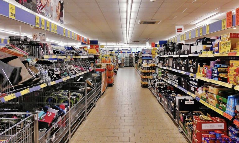 Cajera, repartidor, trabajadora de residencia o profesional sanitario, entre los empleos más precarios y peor pagados