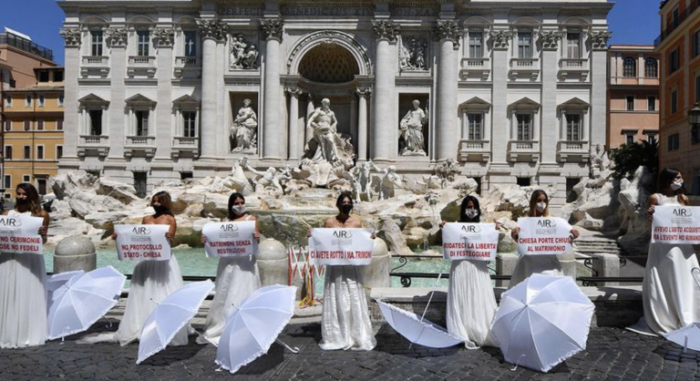 Un grupo de novias protesta en Roma por la prohibición de celebrar ceremonias religiosas por la crisis del coronavirus