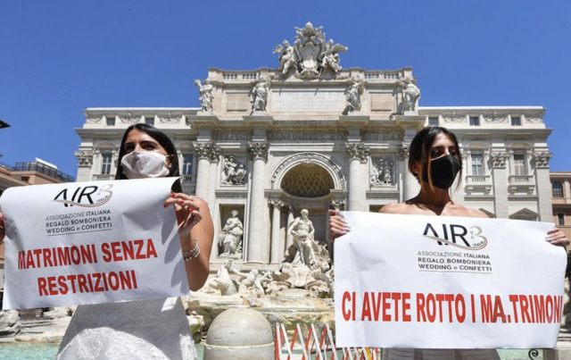 Un grupo de novias protesta en Roma por la prohibición de celebrar ceremonias religiosas por la crisis del coronavirus 3 Captura de pantalla 2020 07 08 a las 13.10.32