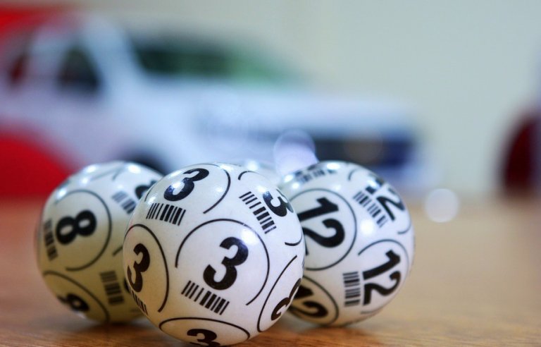 Celebra que le ha tocado la lotería y provoca la muerte de cinco personas