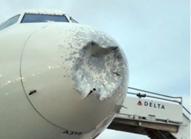 Un avión aterriza de emergencia tras impactar con un objeto en el aire