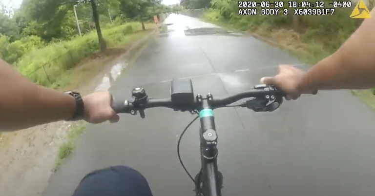 Un policía coge la bici de un transeúnte y persigue a un sospechoso de asesinato