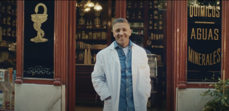 'Siempre de guardia', la nueva campaña de los farmacéuticos que revive la 'Farmacia de Guardia' de Mercero