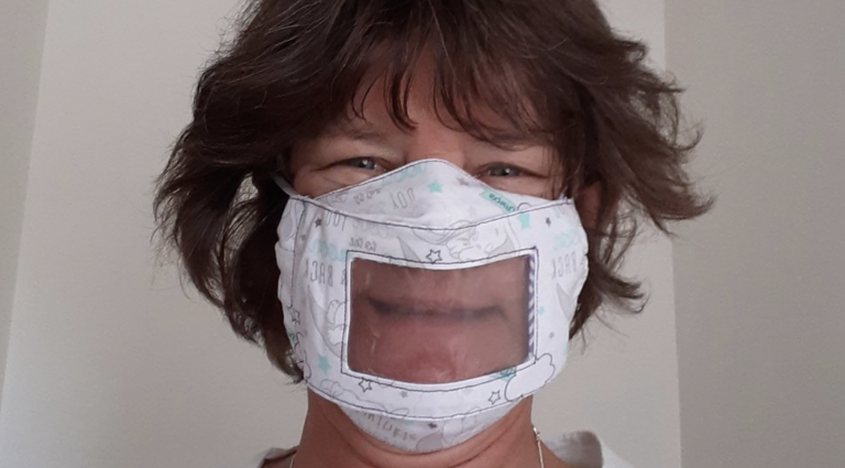 Una mujer crea una mascarilla para que los sordos puedan leer los labios