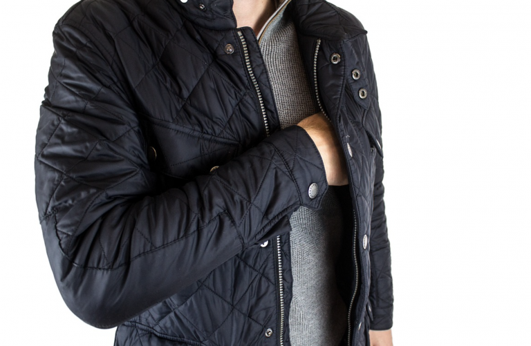 Le presta a un amigo una chaqueta con un billete de lotería premiado y olvidado en uno de los bolsillos