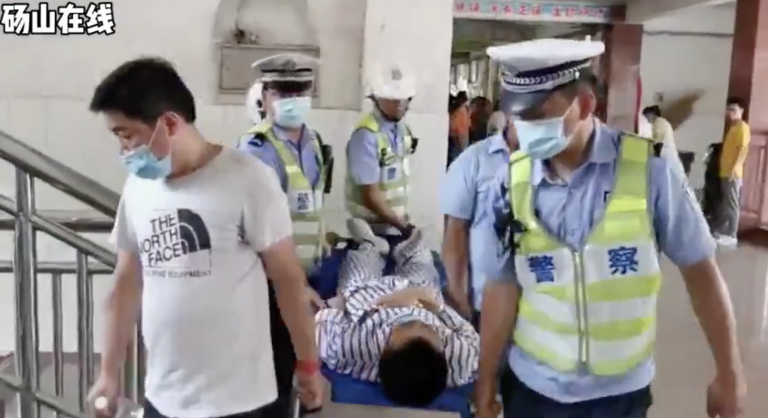 Trasladan en camilla a un alumno al examen de selectividad tras ser operado de apendicitis el día anterior