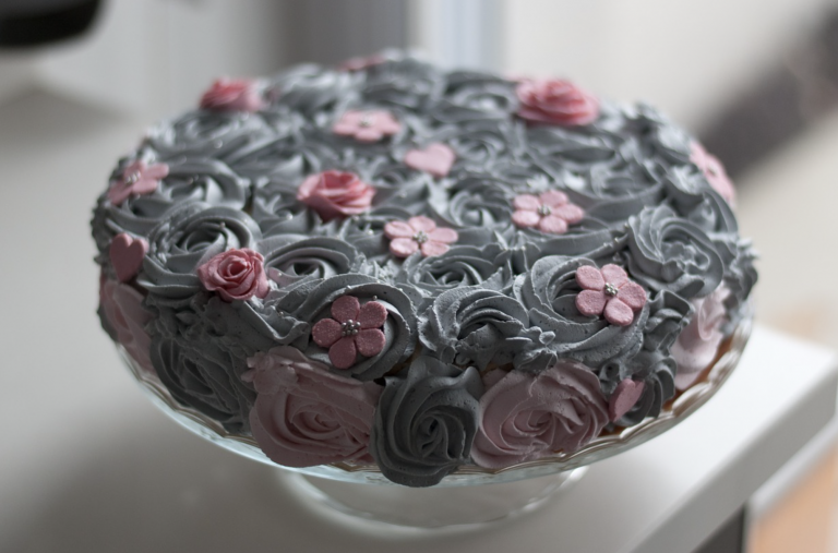 Un mono les roba la tarta en pleno aniversario de bodas