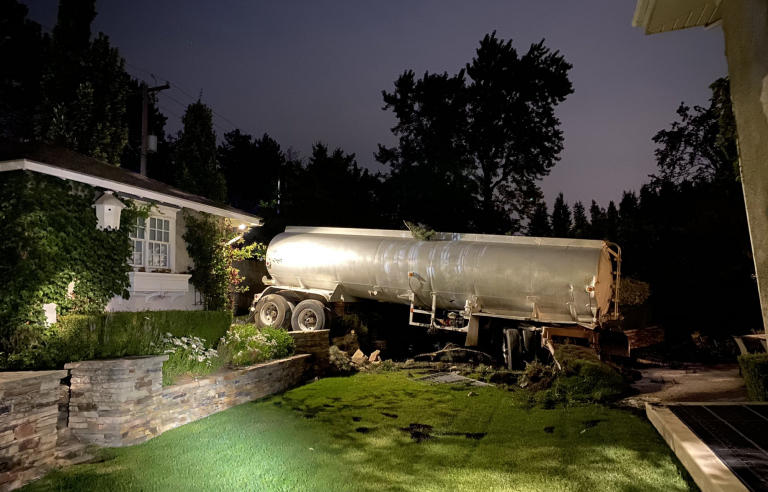 Una cisterna cargada de combustible se desengancha de un camión y acaba impactando contra una casa