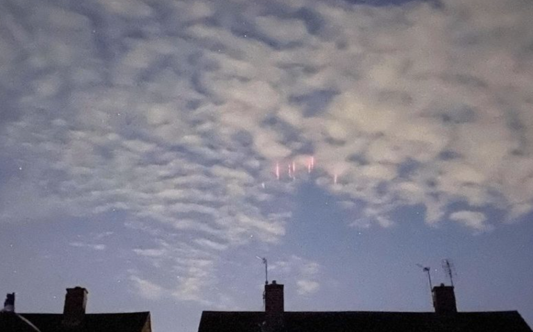 Fotografían unas extrañas luces en el cielo del Reino Unido