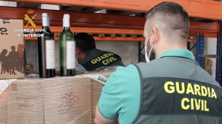 Desarticulada una red que revendía botellas de vino usando el timo del nazareno