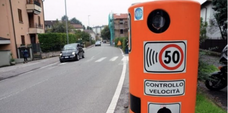 Un radar multa a una mujer por conducir a 703 kilómetros por hora