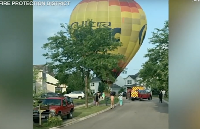 Un globo aterriza de emergencia en pleno vecindario tras el desmayo de una pasajera
