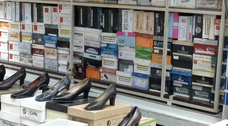 Una mujer lanza cajas de zapatos a una dependienta que le recriminó no usar mascarilla