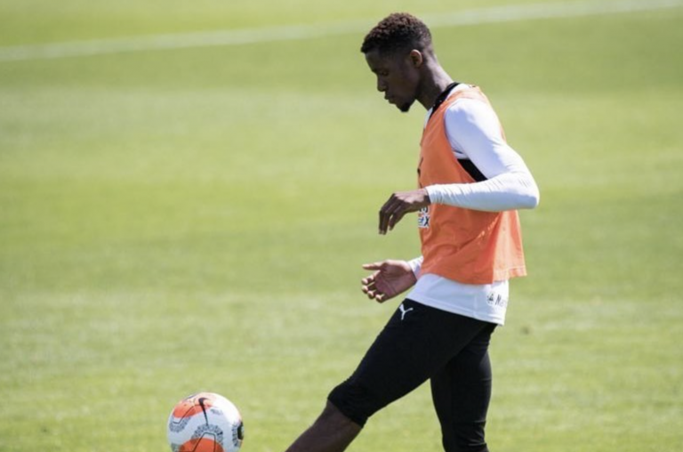 Un niño de 12 años, detenido por presuntos insultos racistas a un jugador negro de la Premier