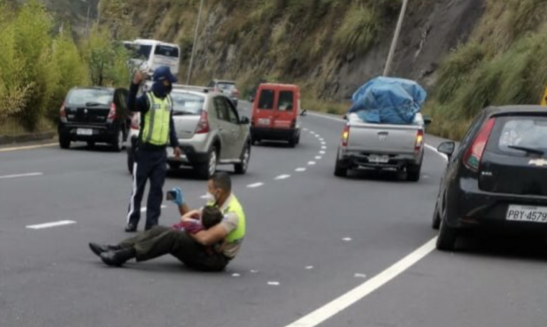 Un policía calma a niño poniéndole una película en el teléfono móvil tras un brutal accidente de tráfico