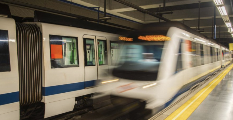 Un hombre intenta arrojar a las vías del  Metro de Madrid a un vigilante que le recriminó no usar mascarilla