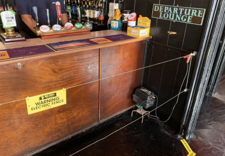 Un bar del Reino Unido instala un cable electrificado para garantizar la distancia de seguridad