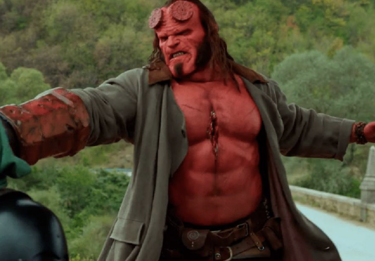 Exceso de sol: graban a un bañista color pimiento rojo y lo comparan con HellBoy