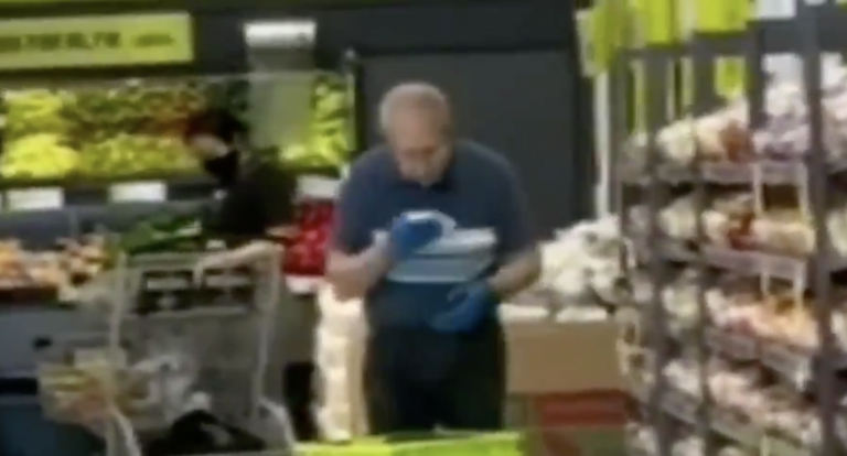 Graban al empleado de un supermercado limpiando cestas con su propia saliva