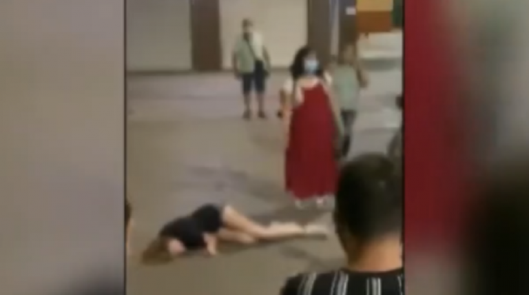Una joven se desmaya en Granada y nadie la socorre por miedo a contagiarse
