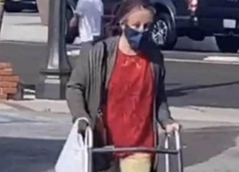 Los jóvenes norteamericanos se disfrazan de abuelas con mascarillas para comprar alcohol