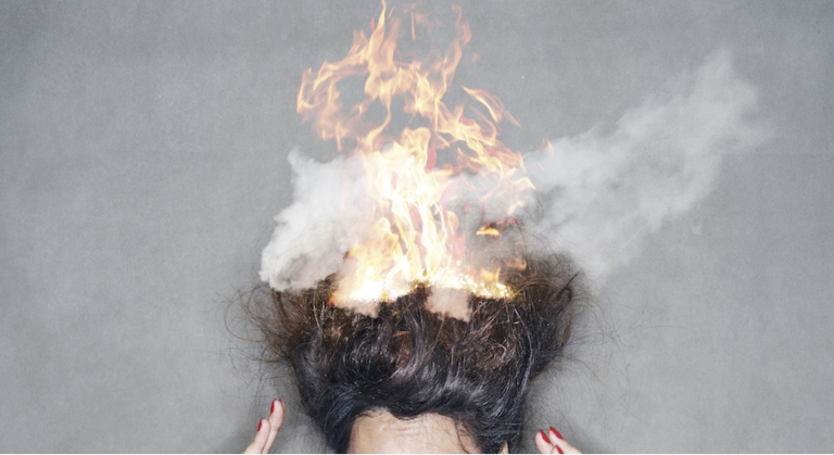 Graban a una mujer viajando en tren con el pelo en llamas