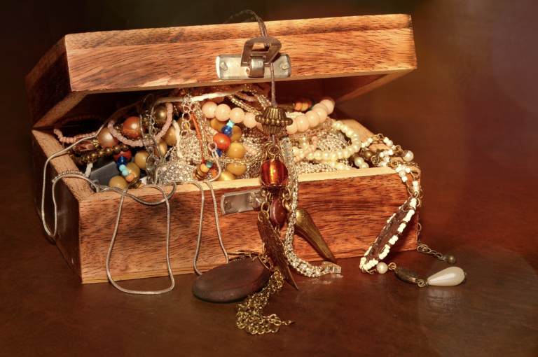 Una joyería entierra todo su inventario y organiza una búsqueda del tesoro