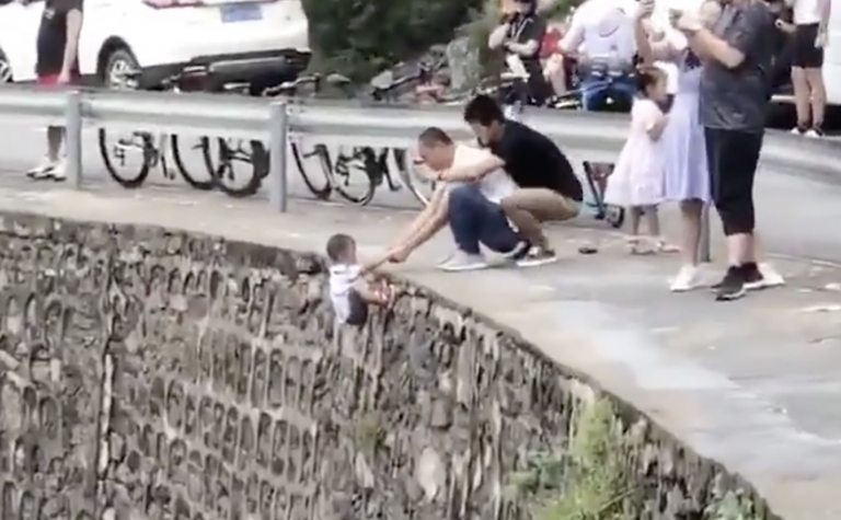 Arriesga la vida de su hijo para sacarle una fotografía