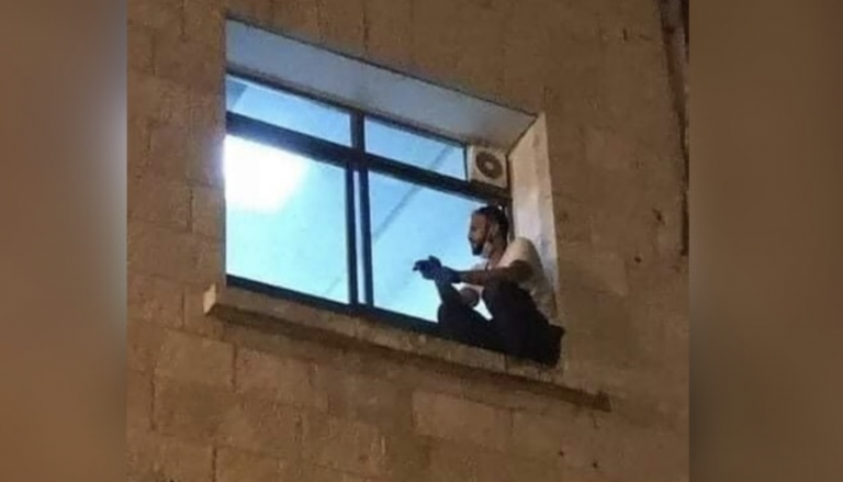 Escala hasta la ventana del hospital para despedirse de su madre fallecida por coronavirus