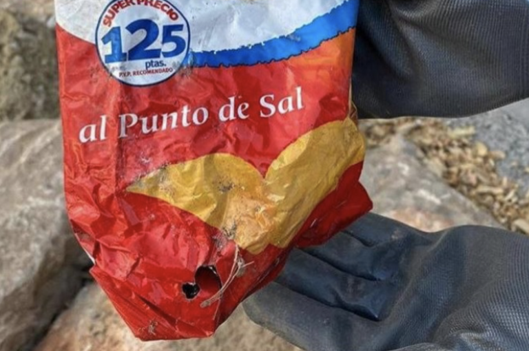 Encuentran en una playa de Alicante una bolsa de patatas de hace más de 22 años