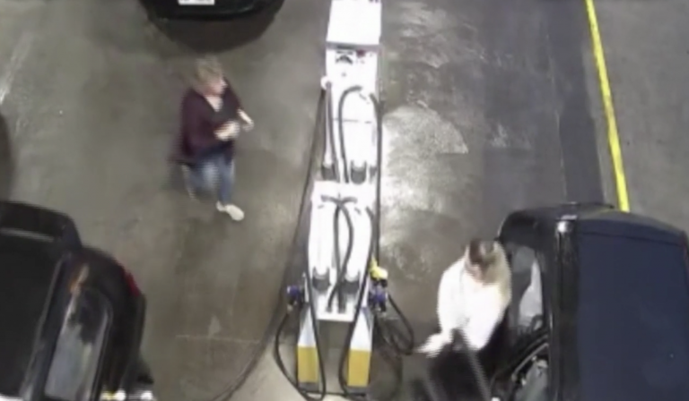 Una clienta, a punto de morir mientras pone gasolina en una estación de servicio