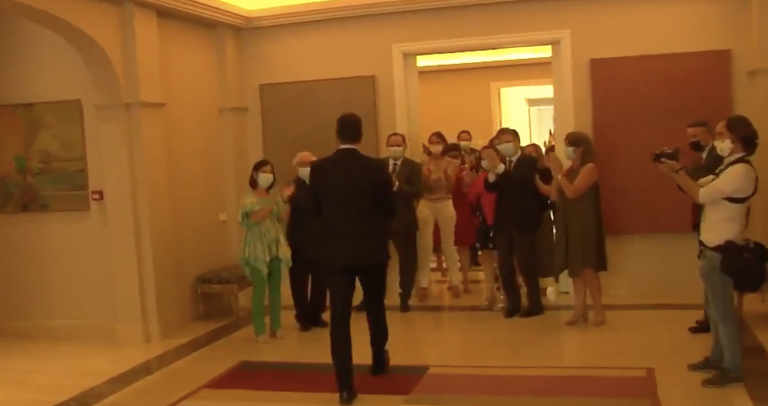 Los ministros reciben a Sánchez con aplausos tras el acuerdo europeo que concede a España 140.000 millones de euros