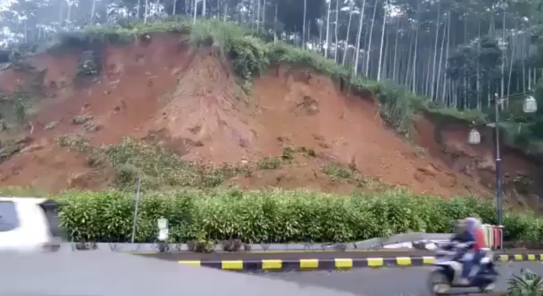 Un corrimiento de tierra sorprende a un motociclista en plena carretera