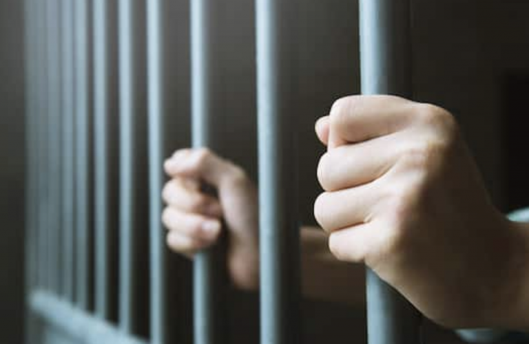 Finge su propia muerte para evitar la cárcel y le pillan por una falta de ortografía