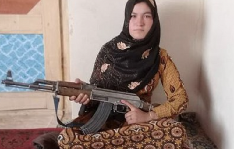 Una niña acaba con la vida de dos talibanes que asesinaron a sus padres