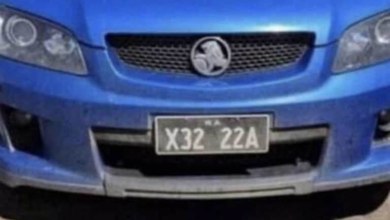 Una matrícula se viraliza por su mensaje al reflejarse en un espejo