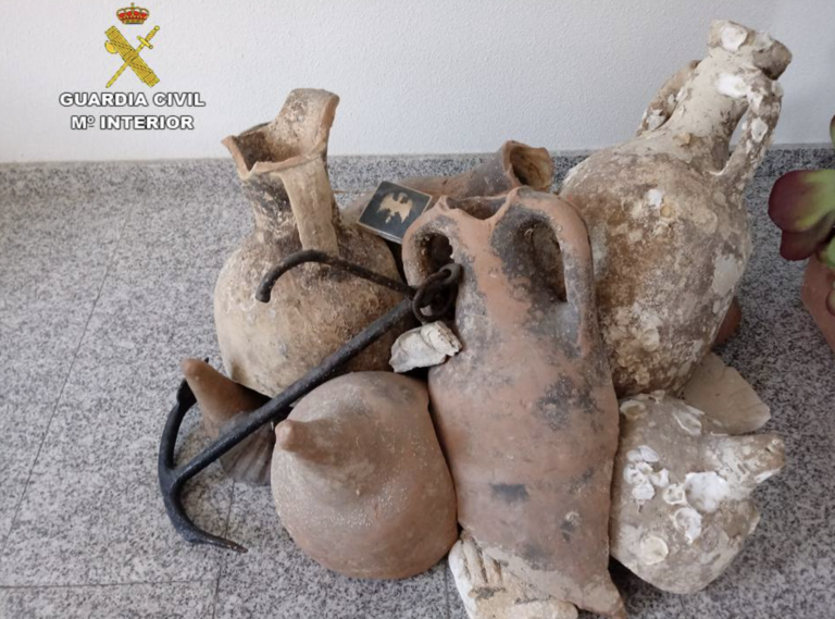 Recuperan 13 ánforas romanas que decoraban un establecimiento de congelados de Valencia