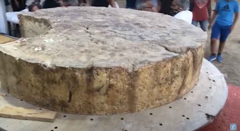 Un pueblo italiano cura un queso de oveja de 600 kilos