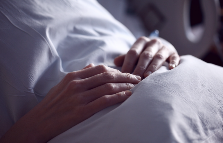 Los pacientes denuncian que el dictamen del Parlamento para la reconstrucción en el ámbito sanitario les deja fuera de las decisiones