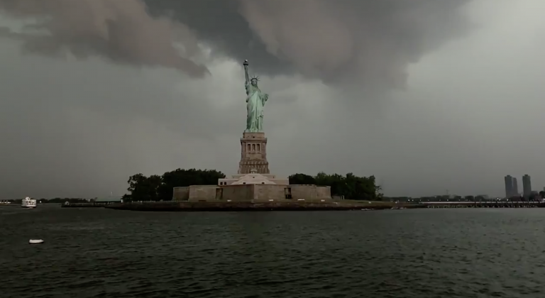 Un rayo impacta contra la Estatua de la Libertad durante una tormenta en Nueva York